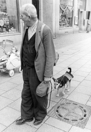 An older man waits for the arrival of Nikita Chruschtschow on Stalin Allee, 1957 (b/w photo)