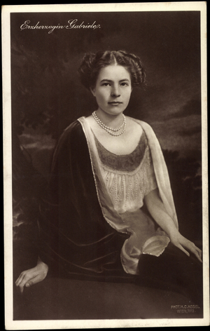 Ak Archduchess Gabriele of Austria, Portrait, Fan, BKWI 888 197 (b/w photo)