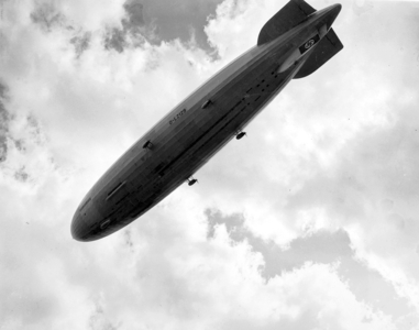 Zeppelin LZ 129 'Hindenburg', 1937 (b/w photo)
