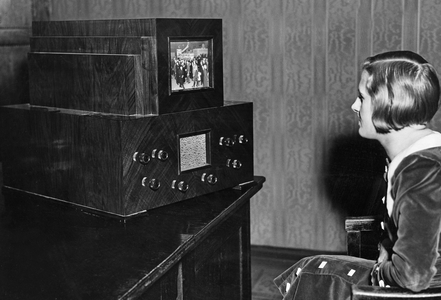 Exhibition of the first commercially available TV apparatus in Berlin, 1935 (b/w photo)