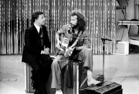 Philippe Bouvard and Singer Antoine (Pierre-Antoine Muraccioli) during the TV Programme "Dix de der", 22 January 1976 (photo)