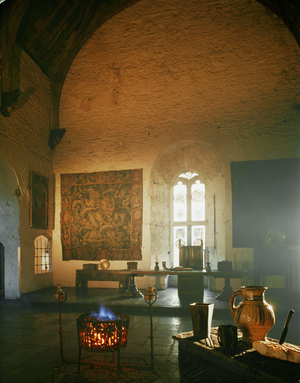 View of the main hall with open fire, Bunratty Castle, Bunratty, Ireland (photo)