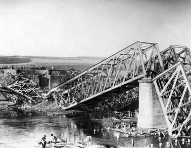 A blown up bridge over the Wisloka, 1917 (b/w photo)