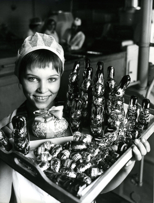 Model presents smiling Easter bunnies and chocolate Easter eggs of ..., 1973 (photo)