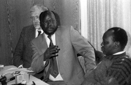 John Garang (center, Sudan Sudanese People's Liberation Army SPLA) during a visit to Bonn..., 1989 (photo)