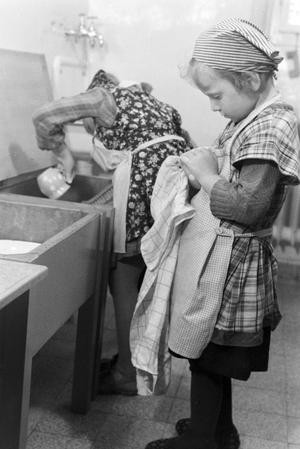Toddlers in the kindergarten of the Fröbelhaus in Oberweißbach, Germany 1930s (b/w photo)
