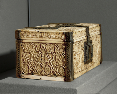 Ivory box with iron locks, floral ornaments and Kufic inscription …