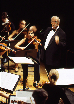 Pierre Boulez conducting in Paris, France, 2000 (photo)