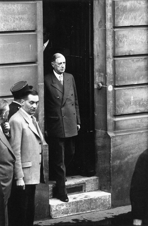 De Gaulle leaving his hotel for the Elysee-Palace, Paris, France, 1958 (photo)