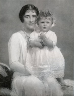 Elizabeth Bowes-Lyon, The Queen Mother, with her daughter Princess Elizabeth in 1927 (b/w photo)