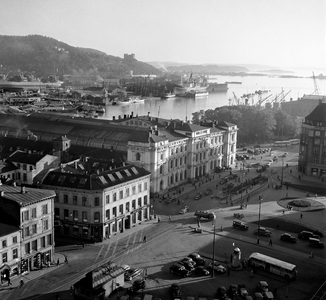 Oslo 19511002 Overview image of Oslo East Railway Station and Bjørvika. The Seamans School  …, 1951 (photo)