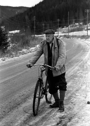 Hølera, Bagn in Valdres 197211. Author Mikkjel Fønhus uses a bicycle when he has errands in …, 1972 (photo)