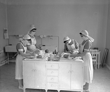 Oslo 19550329 The Red Cross Maternity Department. Nurses with mouthpieces take care of the  …, 1955 (photo)