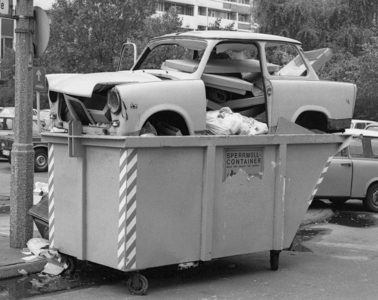 Berlin, Trabi in the garbage 1990 (photo)
