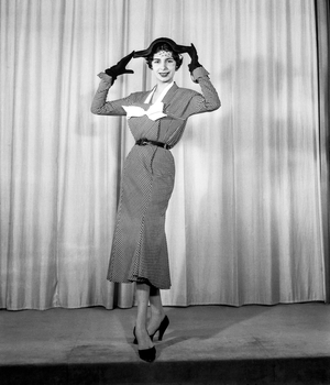 Maggy Rouff fashion, Paris, February 12, 1952 : dress (b/w photo)