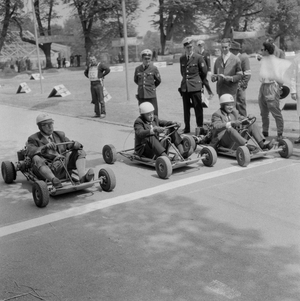 Soap-Box-Derby, 1950s (b/w photo)