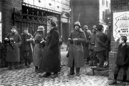 Guards during the Spartacus uprising in Berlin, 1919 (b/w photo)