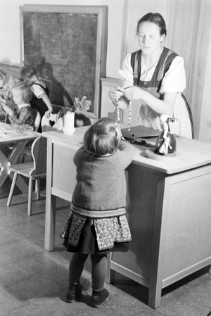 Toddlers playing in the kindergarten of the Fröbelhaus in Oberweißbach, Germany 1930s (b/w photo)