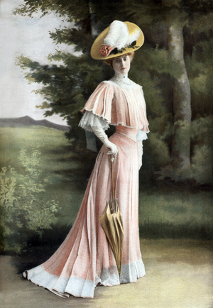 Scottish opera singer Mary Garden  at Opera Comique, photo Reutlinger from french paper "Le Theatre" march 1906