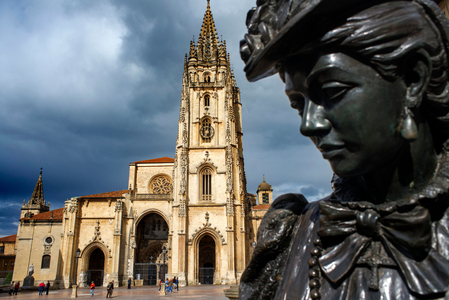 Oviedo Cathedral and the sculpture named La Regenta, Asturias, Spain (photo)