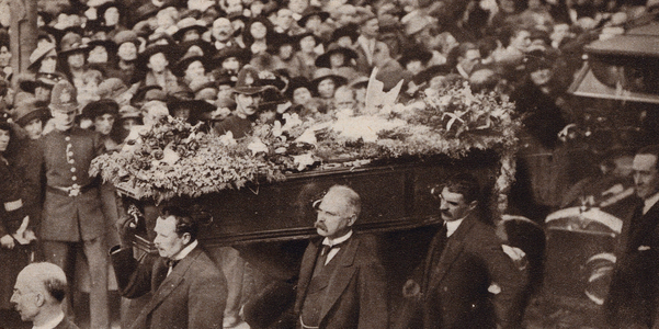 Funeral of English music hall comedienne Marie Lloyd, 1922 (b/w photo)