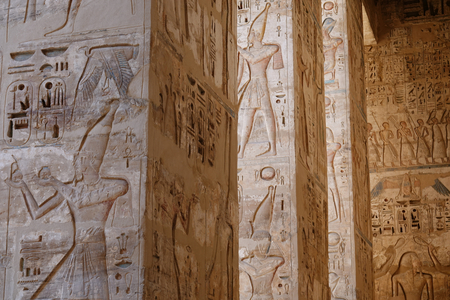 Murs et piliers, temple d'Horus, Edfou