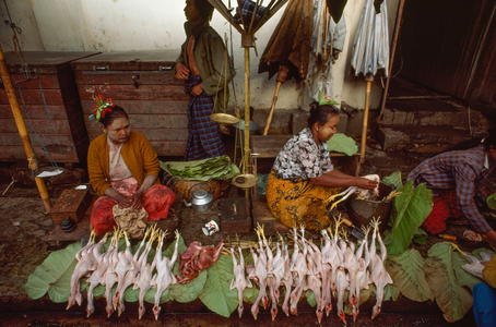 Food vendors with faces decorated with thanaka, powdered tree bark. Taunggyi, Burma., 1980s (photo)