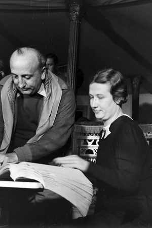 Report about the job profile of a script girl, Germany 1930s (b/w photo)