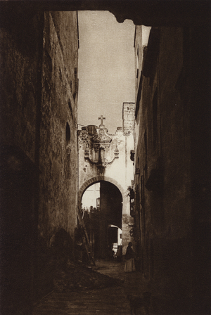 Mexico: Capital Mejico, Viejo patio en la calle Cinco de Febrero (b/w photo)