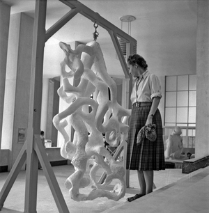 The "Salon des Realites Nouvelles" (abstract art exhibition) in Paris, July 22, 1949 : abstract sculpture by Jeannette Sherman (b/w photo)