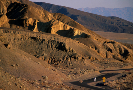 Helmut Linzbichler (Austria) alone in the heat of the desert during the Badwater Ultramarathon, 1998 (photo)