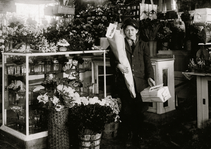 Jewish Delivery Boy is a helper at a Floral establishment 1917 (photo)