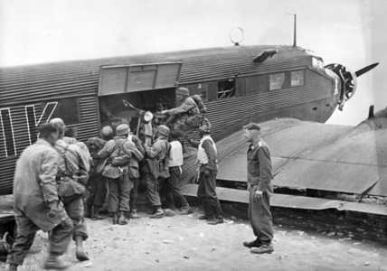 II. WK, After the landing on Crete, 1941 (photo)