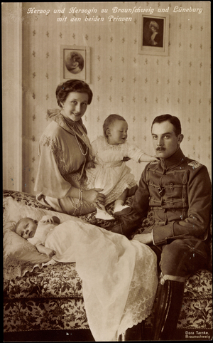 Ak Herzog Ernst August zu Braunschweig Lüneburg, Viktoria Luise (b/w photo)