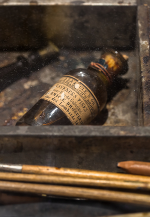 Bottle in paint box, 19th century (object)