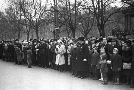 Oslo 19411102. Hird pattern at the University Square. 3000 men swear allegiance …, 1941 (photo)