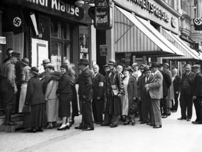Queue in front of a polling station in Berlin during the referendum on the Head of State of the German Reich, 1934 (b/w photo)