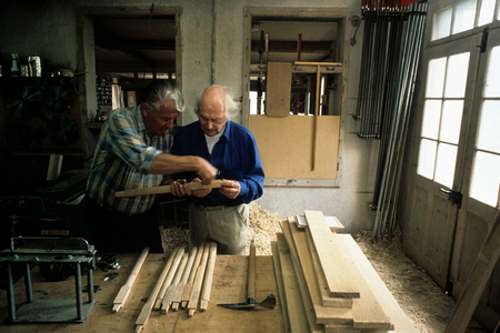Mountaineer Heinrich Harrer (right) with a carpenter in Grindelwald, people; ..., 1988 (photo)