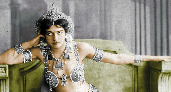 Mata Hari wearing a jeweled bikini .  c.1910 (photo)