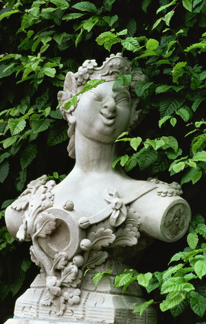 Statues in Veitshoechsheimformal gardens, Veitshoechsheim palace, Germany (photo)