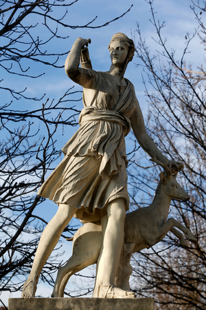 Jardin des tuileries, Diane a la biche, moulage d'un marbre antique expose au Louvre, Paris, France (photo)