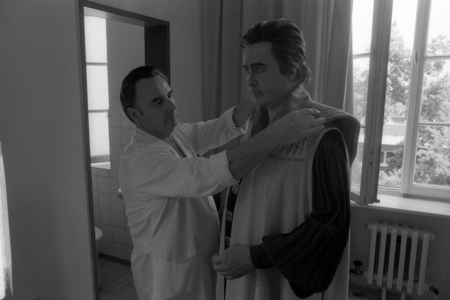 Singer Rene Kollo puts on his costume in the dressing room on the occasion of a ..., 1985 (photo)