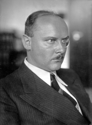 Arnolt Bronnen, 1932 (b/w photo)