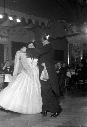 Marching in of the Fasching prince and princess of the Munich Narrhalla, 1952 (b/w photo)
