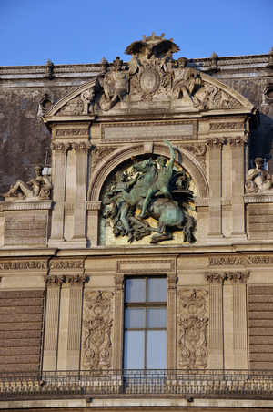 Sculpture in honor of Napoleon III above the ticket offices of the Carrousel du Louvre, Paris (photo)