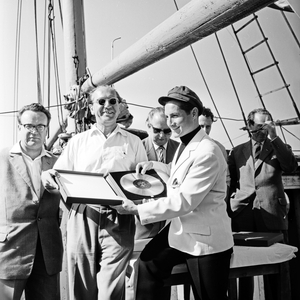 German singer Freddy Quinn gets a golden record on the Polydor ship "Heimweh", Deutschland 1950s