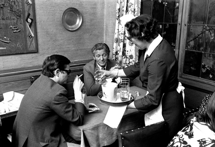 Oslo June 1971: The Tostrup cellar is Norway's political duck pond. Politicians and press people in beautiful association …, 1971 (photo)