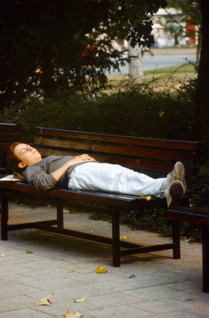 18.05.1985, Berlin, German Democratic Republic (GDR) - Frau schlaeft ..., 1985 (photo)