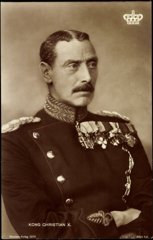 Ak Kong Christian X, King of Denmark, Portrait, Order (b/w photo)