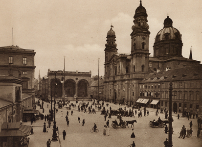 Munchen / Munich: Theatiner-Hofkirche und Feldherrnhalle (b/w photo)